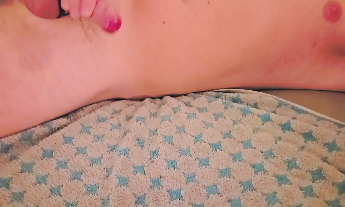 Quick cum on towel