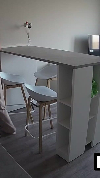 Ključni trenutak iz "LUUV. Alice zavodi Luciena na kućnoj kameri tijekom jutarnje rutine"
