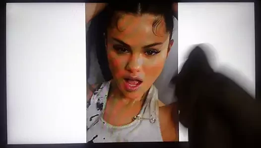 Selena Gomez boşalıyor