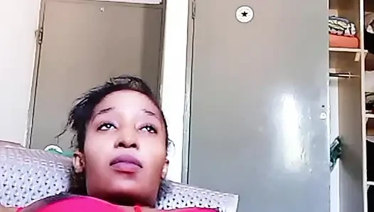 Aku lagi asik nontonin aku di balik jendela