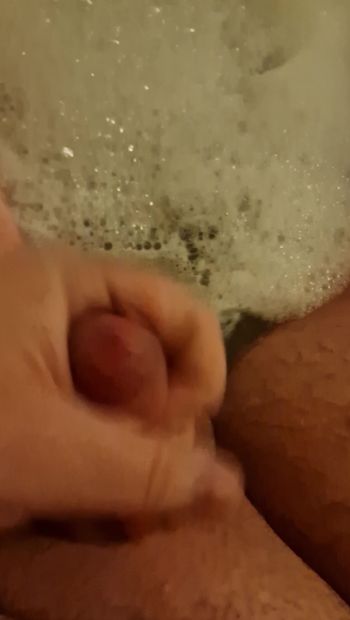 Sperma druipt in badkuip