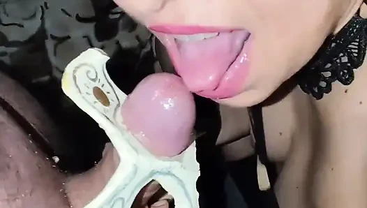 Неверная жена сосет член нового раба! Кончи мне в рот по команде!