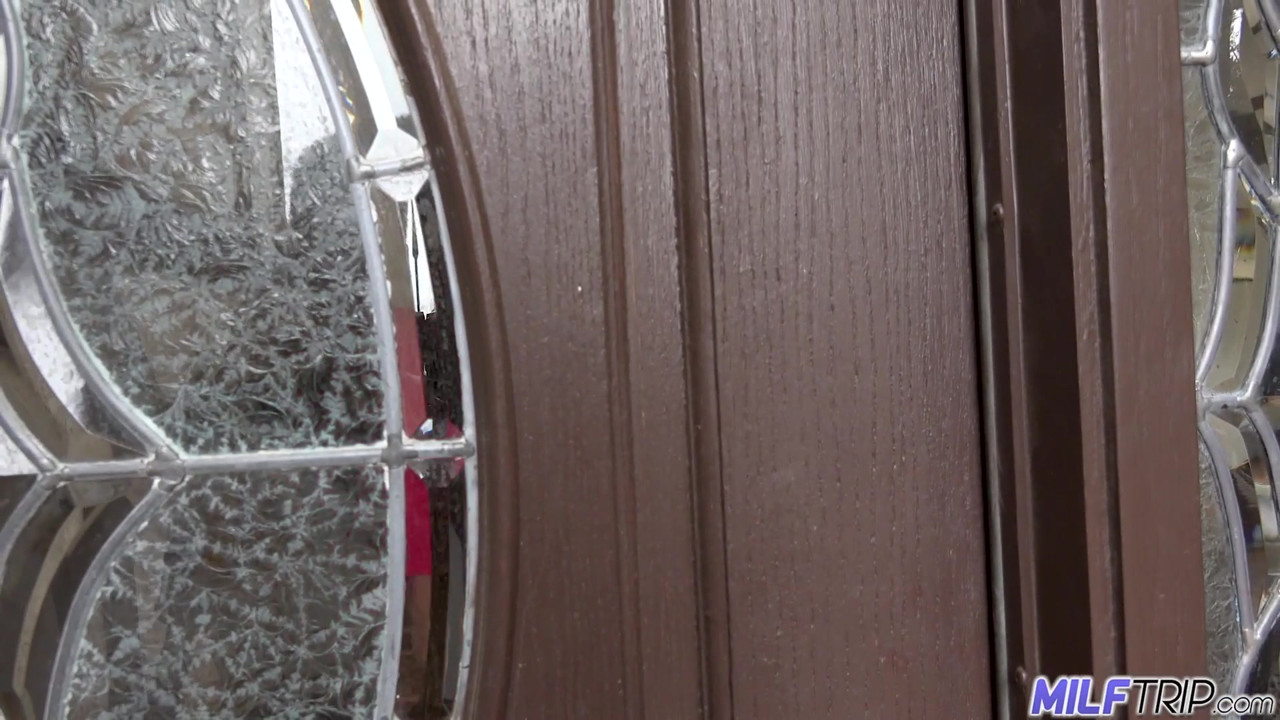 熟女ブランディ愛はインタビュー後に中出しされます