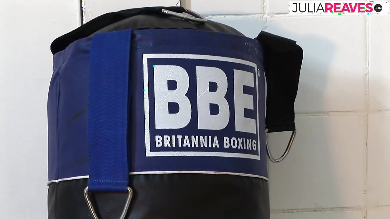 Une blonde se fait lécher le cul pendant que son amant se fait défoncer la chatte par une grosse bite