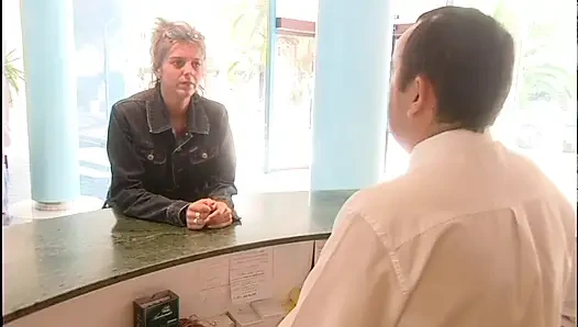 Sarışın hatun buharlı karşılaşmada taksi şoförünü baştan çıkarıyor
