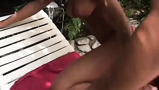 Cewek hot rambut cokelat dengan toket aduhai lagi asik nyepong kontol di pinggir kolam renang sebelum ngentot