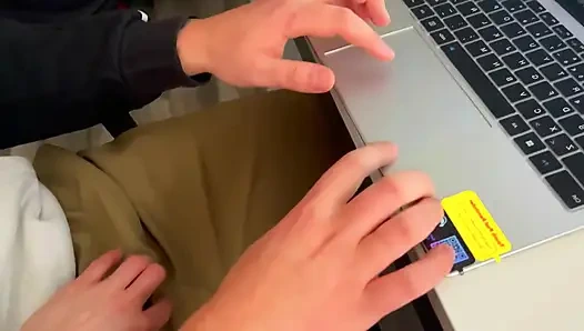 Kakak tiri berdada mengejutkan saya dengan blowjob terbaik