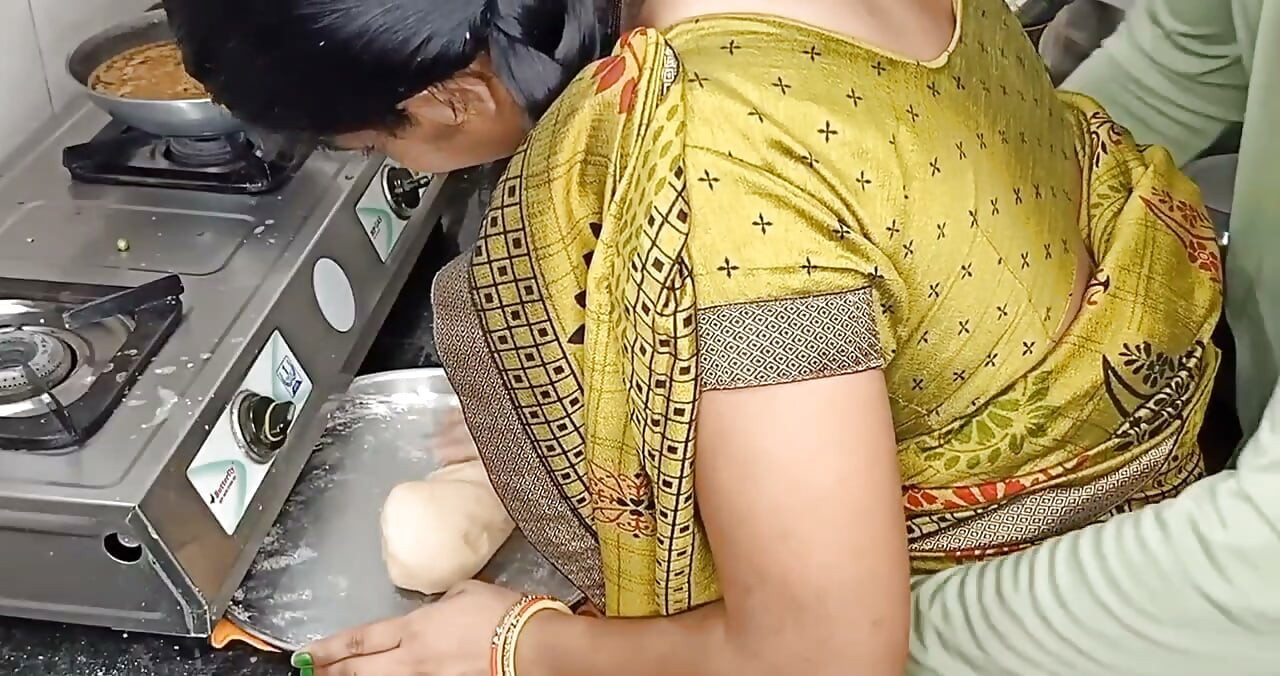 भारतीय देशी आत्या स्वयंपाकघरात स्वयंपाक करत असताना नंतर तिच्या पतीबरोबर सेक्ससाठी जाते