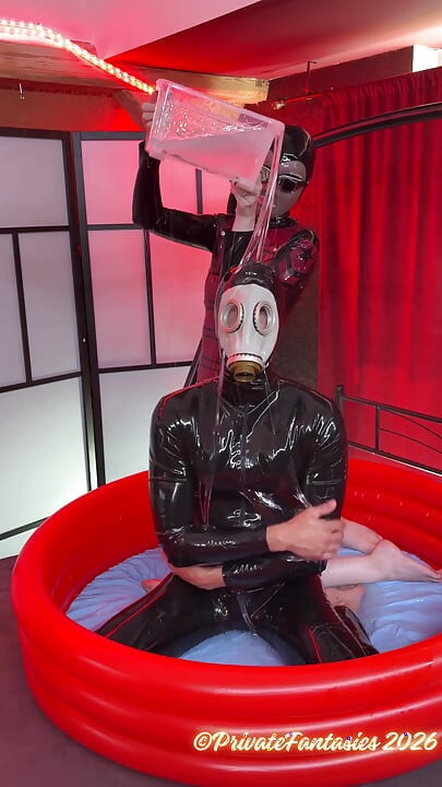 Escrava ordenhada em látex e slime