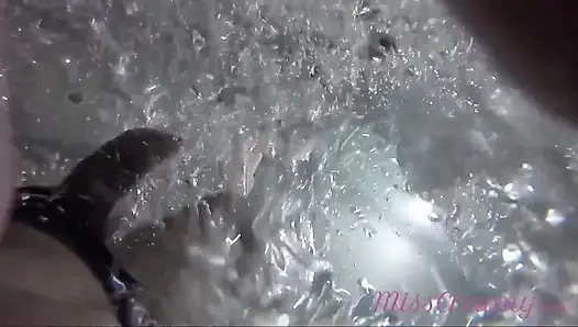 Свечу моим хуем перед девушкой в публичном бассейне и помогает мне мастурбировать - Misscreamy