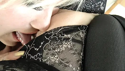 Зрелые мокрые киски лижут