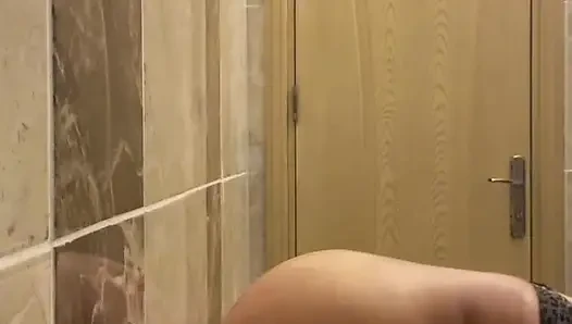 Banu muncrat di kamar mandi