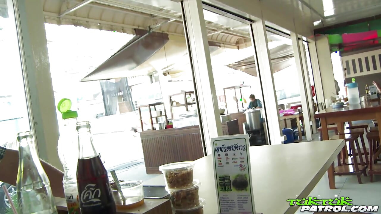 Ansioso pleaser tailandés babe consigue su follada