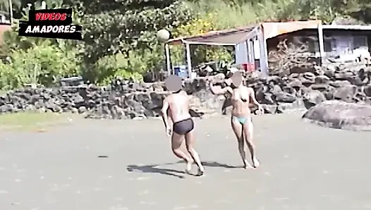 Gadis-gadis seksi melepas pakaian mereka di pantai yang sepi