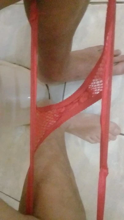 ficou bem safada fazendo xixi com essa calcinha