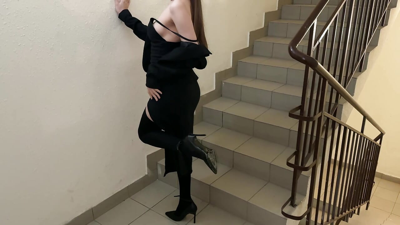 Sexul cu o vecină sexy s-a încheiat într-un duș auriu!