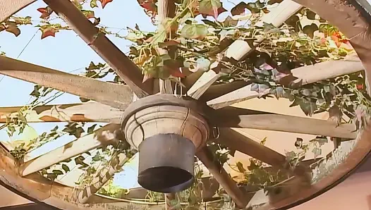 Cewek hot rambut pirang ini lagi asik nyepong kontol liar sambil fingering memek beceknya