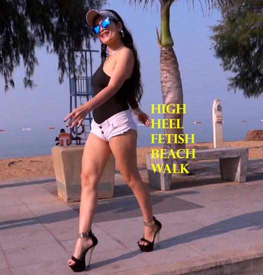 Promenade sur la plage avec fétichisme des talons hauts