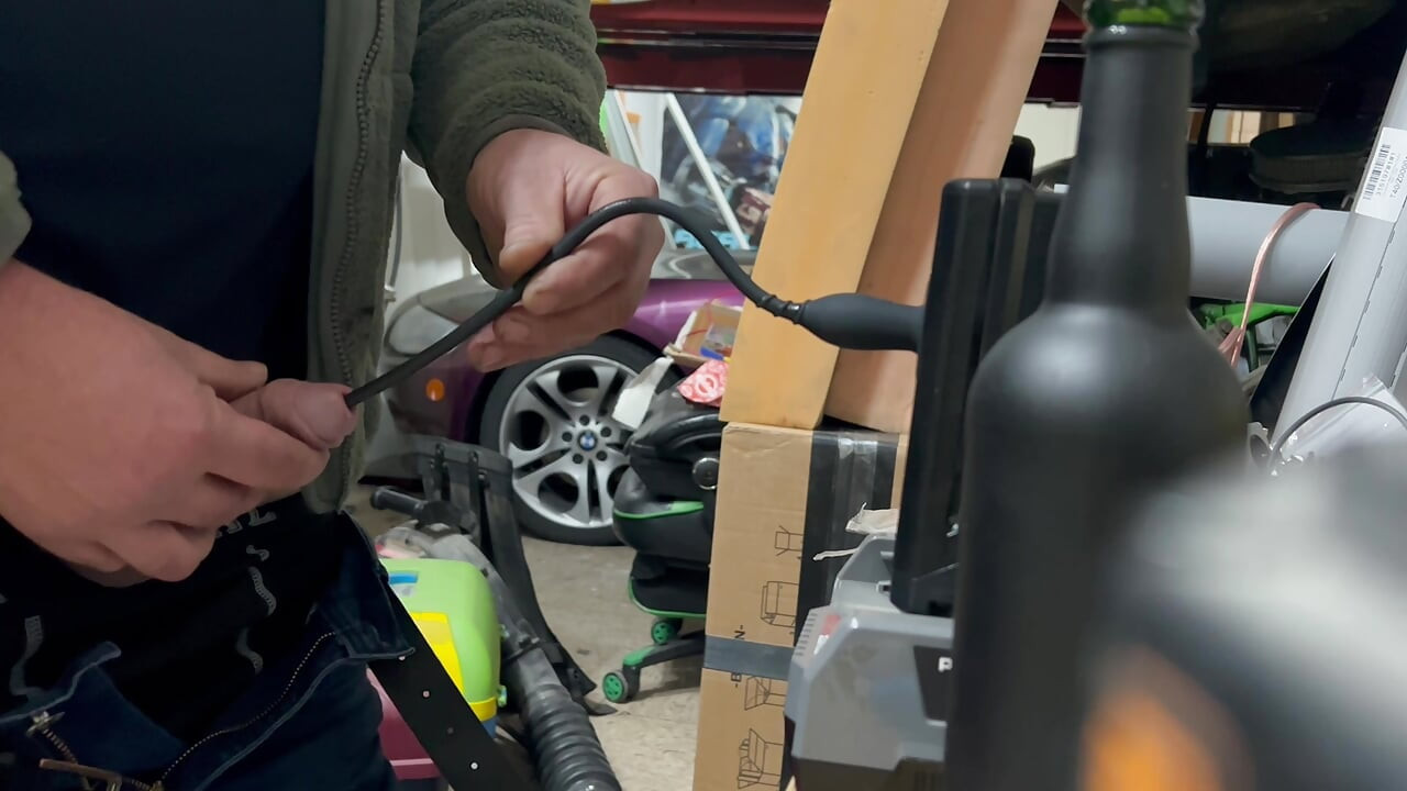 ガレージでの極端な30cmシリコン振動尿道音マスターベーション