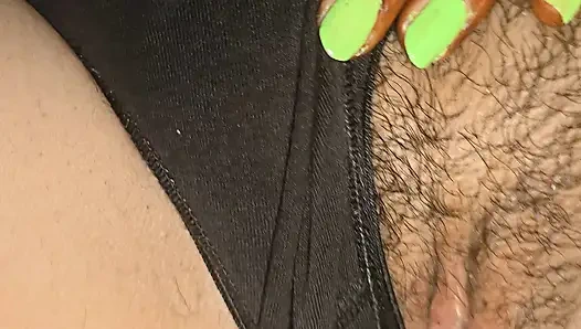 Bir lezbiyen amcığını parmaklıyor.