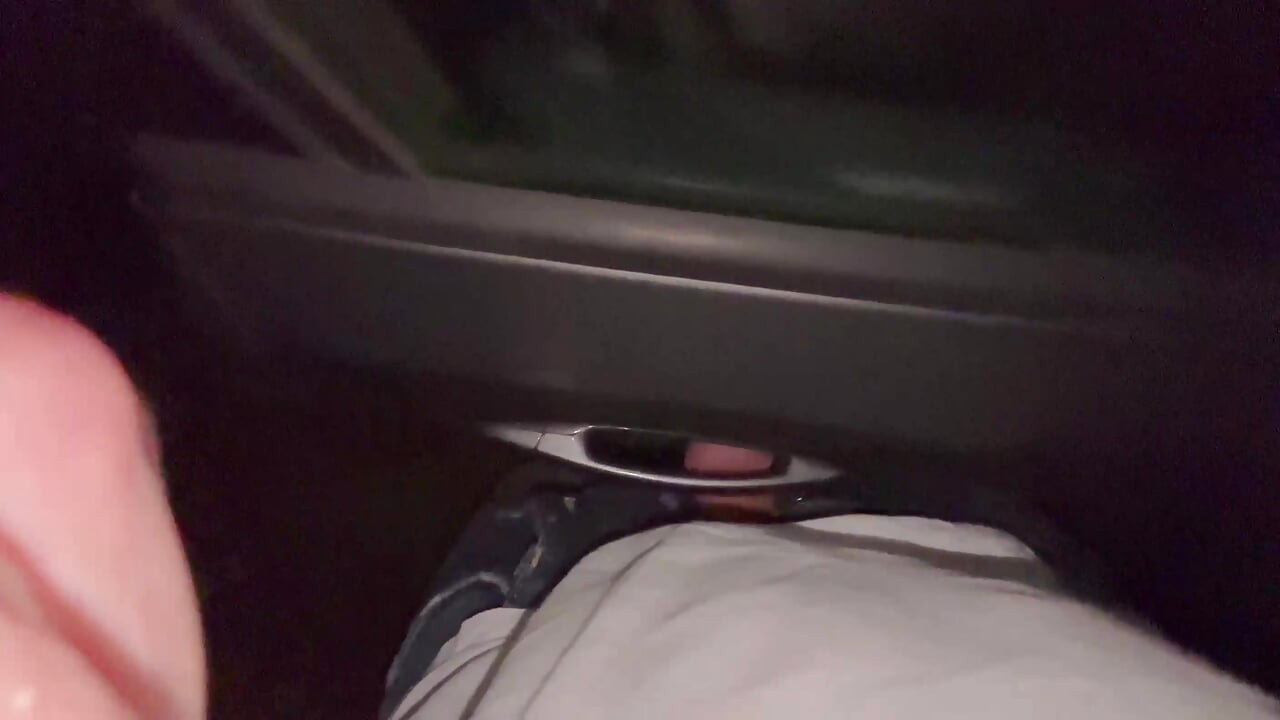 V noci šukám své auto vedle veřejné silnice
