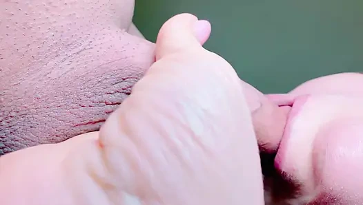 Üvey erkek kardeşim azgın ve pembe amcığımı sikiyor
