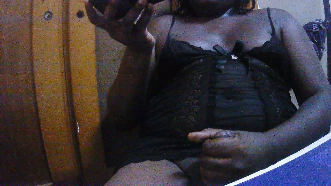Virgen travesti mostrando su culo y masturbándose hasta la nuez