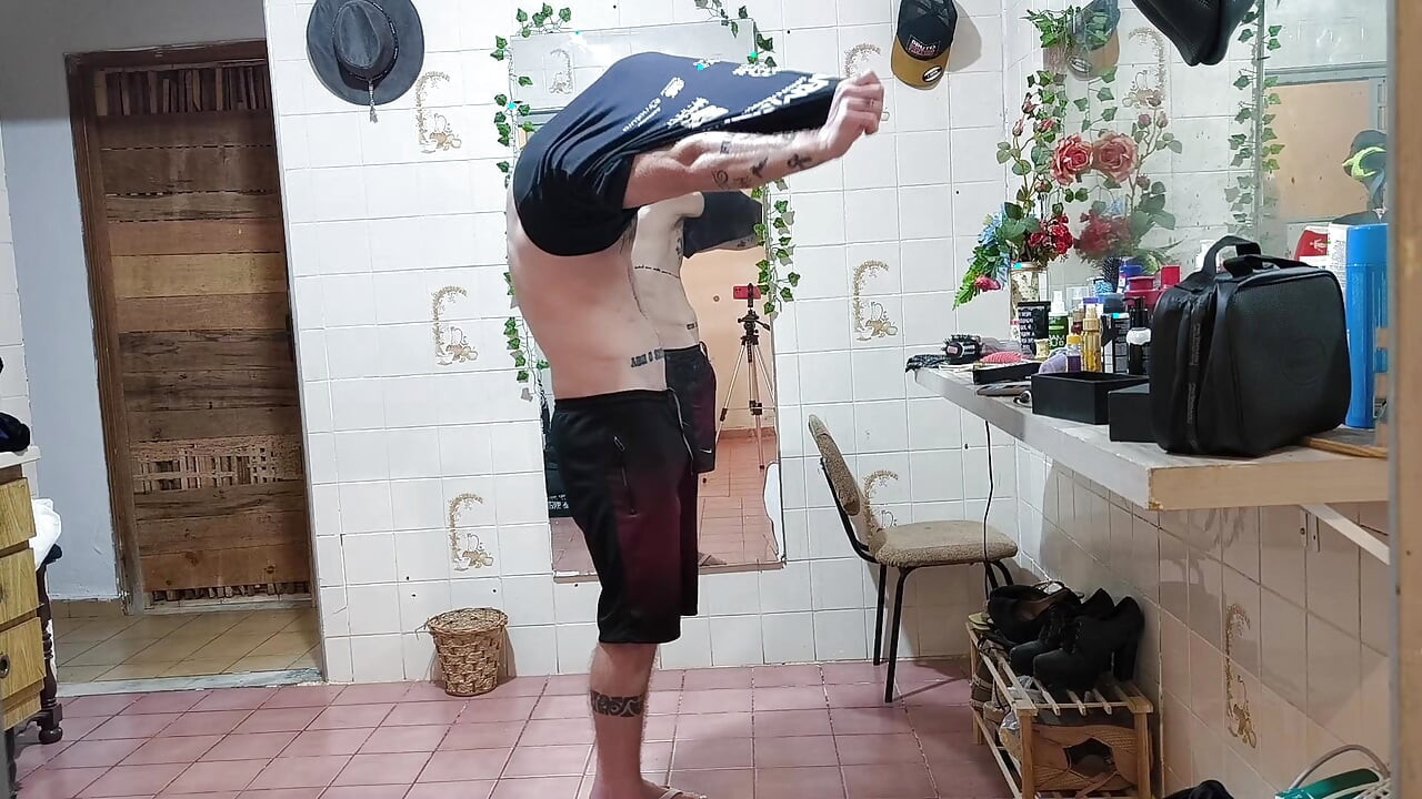 cạo lông và cạo lông ngực của anh ấy