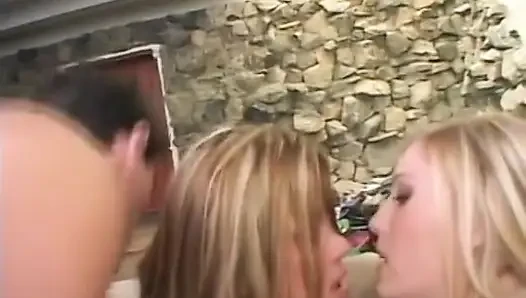 Meraklı kız arkadaşlar dörtlü seks yapmayı seviyor