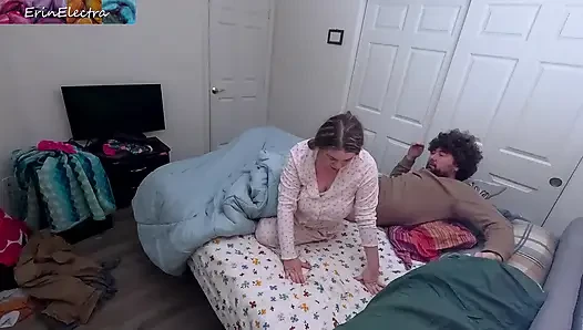 Stiefschwester mit nacktem hintern teilt ein bett mit stiefbruster