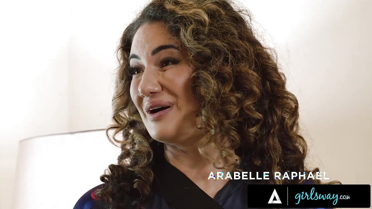 GIRLSWAY - 신입 택배원 Arabelle Raphael이 스판덱스를 입은 Sarah Arabic을 약올리고 서로에 대한 욕망에 굴복한다