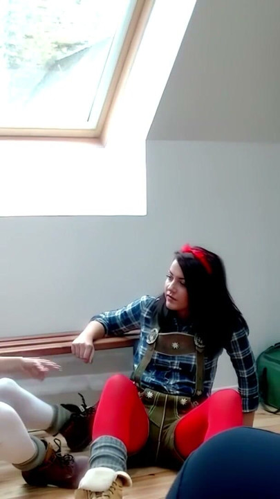 นมของ Carla กระเพื่อมเมื่อ Bryoni เย้ายวนในชุด Lederhosen ตัวรัด | คลิป 1