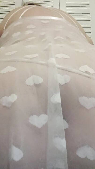 İri güzel kadın beyaz iç çamaşırlı kalın 9.6 inçlik dildoya biniyor