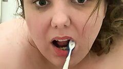 Tlustá děvka čistí zadek kartáčkem na zuby - ponížení ze zadku do úst