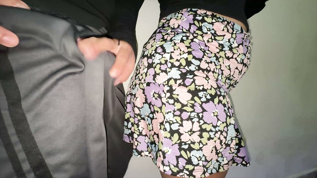 Sie Packt Den Penis Eines Fremden Mit Einer Riesigen Erektion.