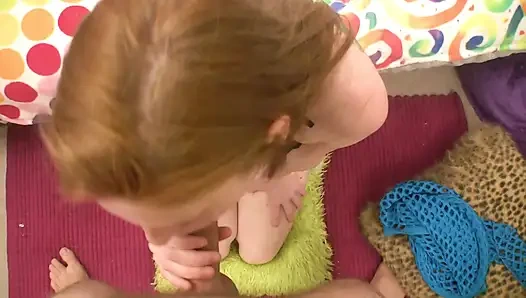 Yaşlı ve genç seks: azgın kızıl saçlı kaltak büyük yarağımı sert sikiyor