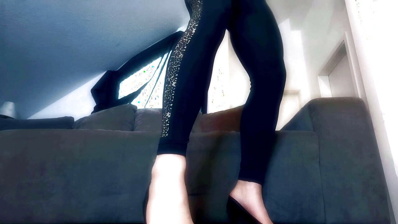Szexi dögös szőke MILF Dani táncol és vetkőzik neked