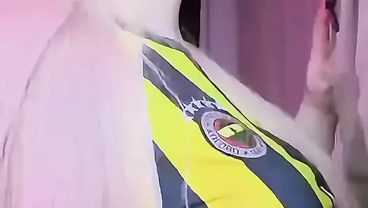 Sarışın Tatlı Fenerbahçeli Komşusunu Evde Teselli Ediyor