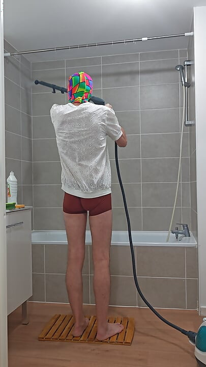 I'm finishing the steam cleaning of the bathtub (episode 3)