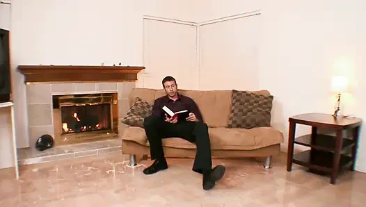 Sevimli genç kız sıkı amında büyük yarağı seviyor