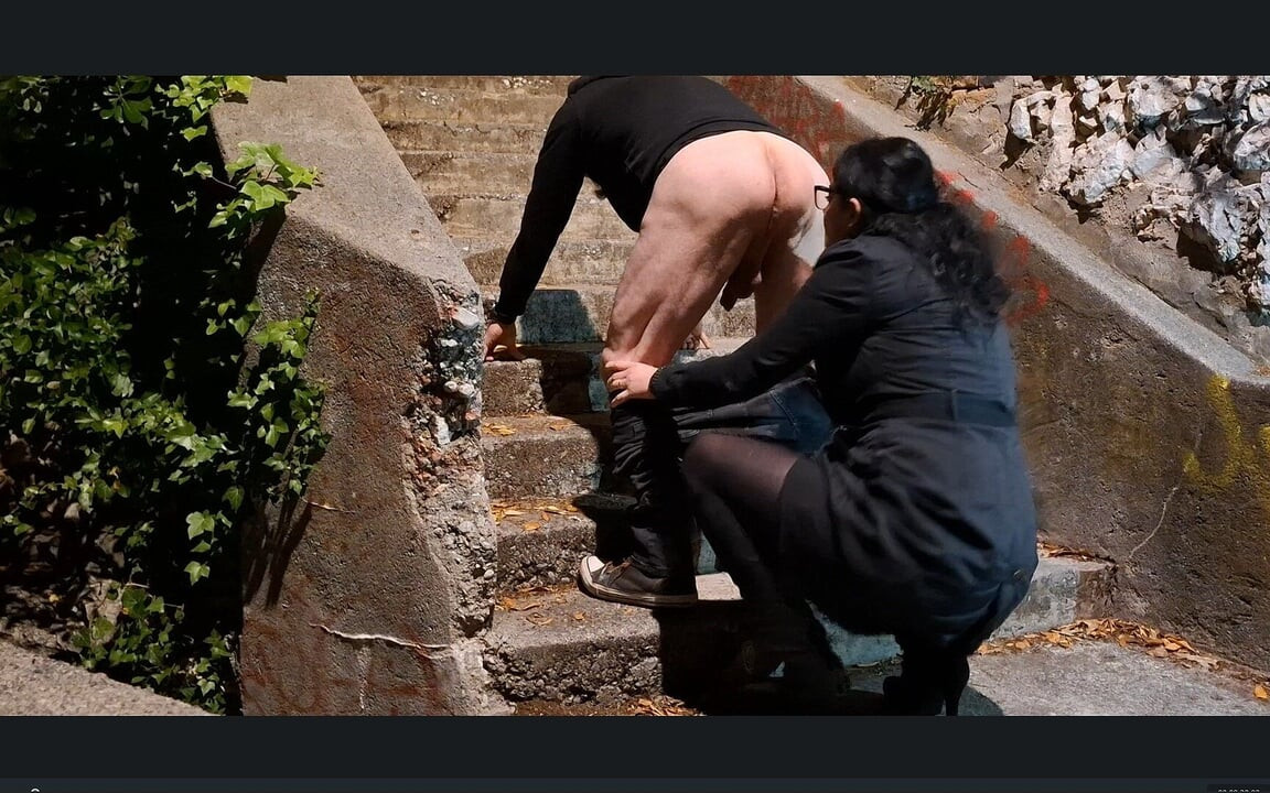 Vruća MILF liže mi guzicu na otvorenom u javnom rimmjobu