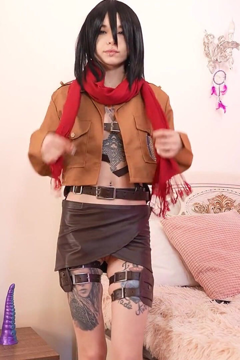 Mikasa lagi asik fisting lubang pantatnya sampai menganga lebar
