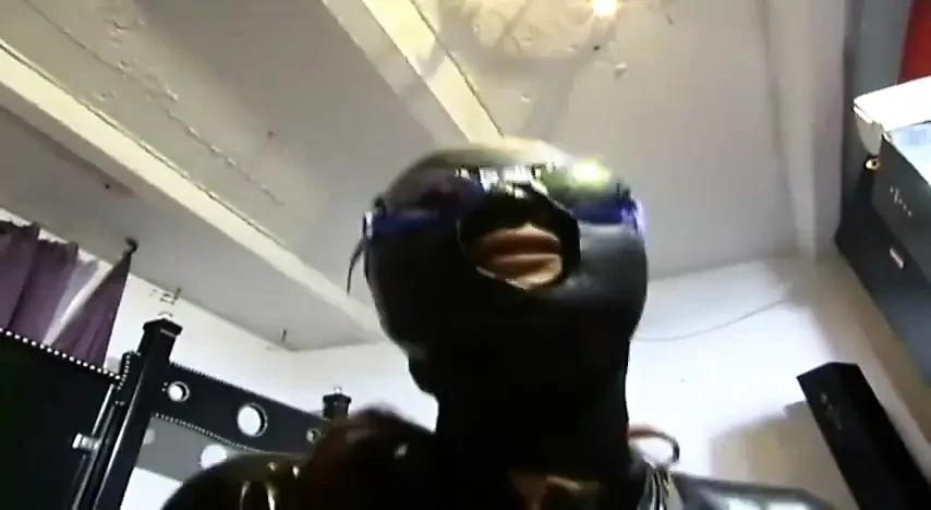 Lezbejski lateks + eksperimenat sa straponom (Bez zvuka nego muzike)