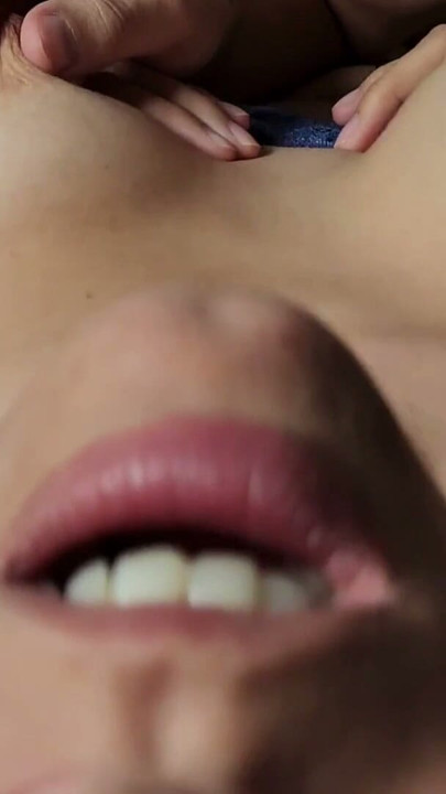 सेक्सी MILF तिचे निप्पल चोखले जात असताना Moans करते | क्लिप ३