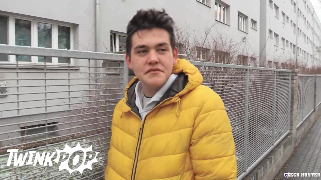 他在去买烟的路上遇到了一个愿意给他额外爱的男人 - twink pop