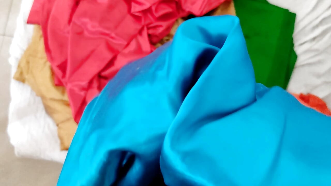 缎子丝绸打手枪色情片 - 邻家女孩穿着蓝色缎子Lehnga打手枪（157）