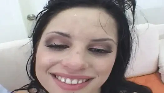 Tante sange ini lagi asik fingering memeknya sampai muncrat