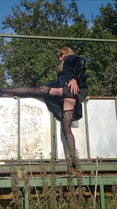 Travestiet speelt op de boerderij in PVC | Clip 2