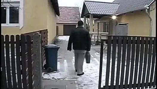 Девушка с коньковиками вставает на колени, чтобы отсосать у хирурга в маске