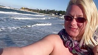 Marcher, courir et pisser seins nus sur la plage publique